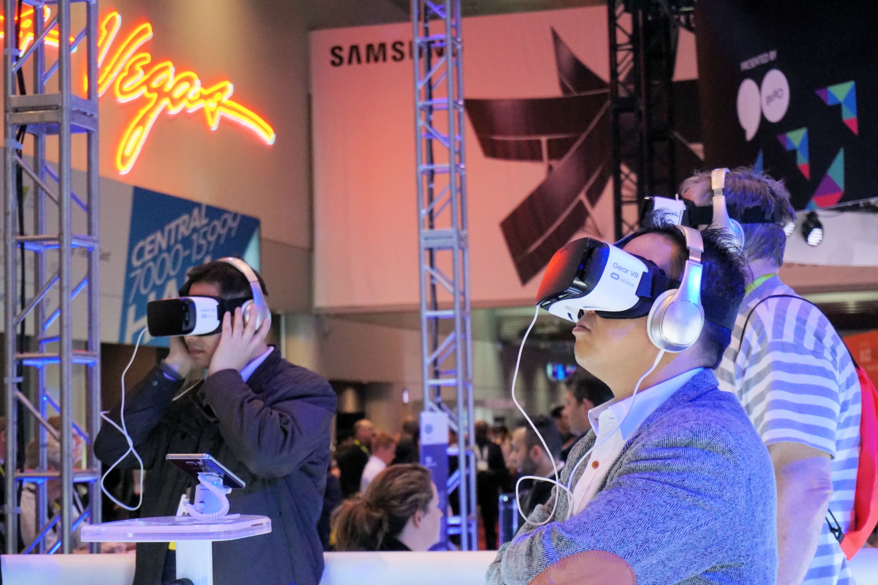 Virtual Reality at CES PX-HX500 STEREO TURNTABLE SYSTEM