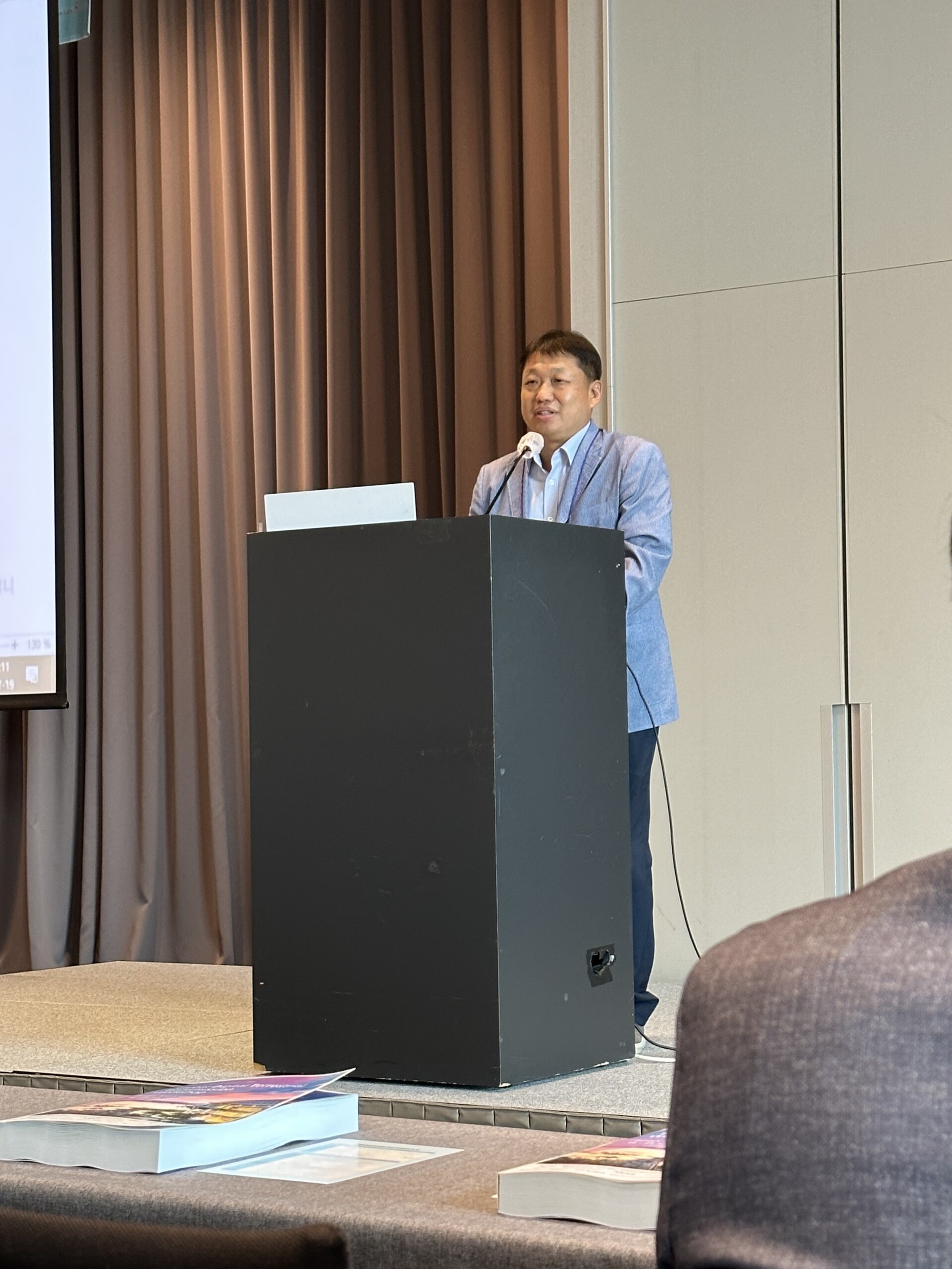 Jeong-Ik Lee, senior vice president and principal researcher at Korea’s Electronics and Telecommunications Research Institute, welcomes attendees and participants.